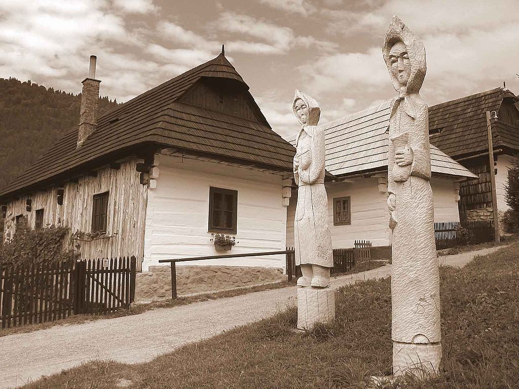 Dve sochy pred domom vo Vlkolínci v rámci Kultúrnych podujatí 2023.