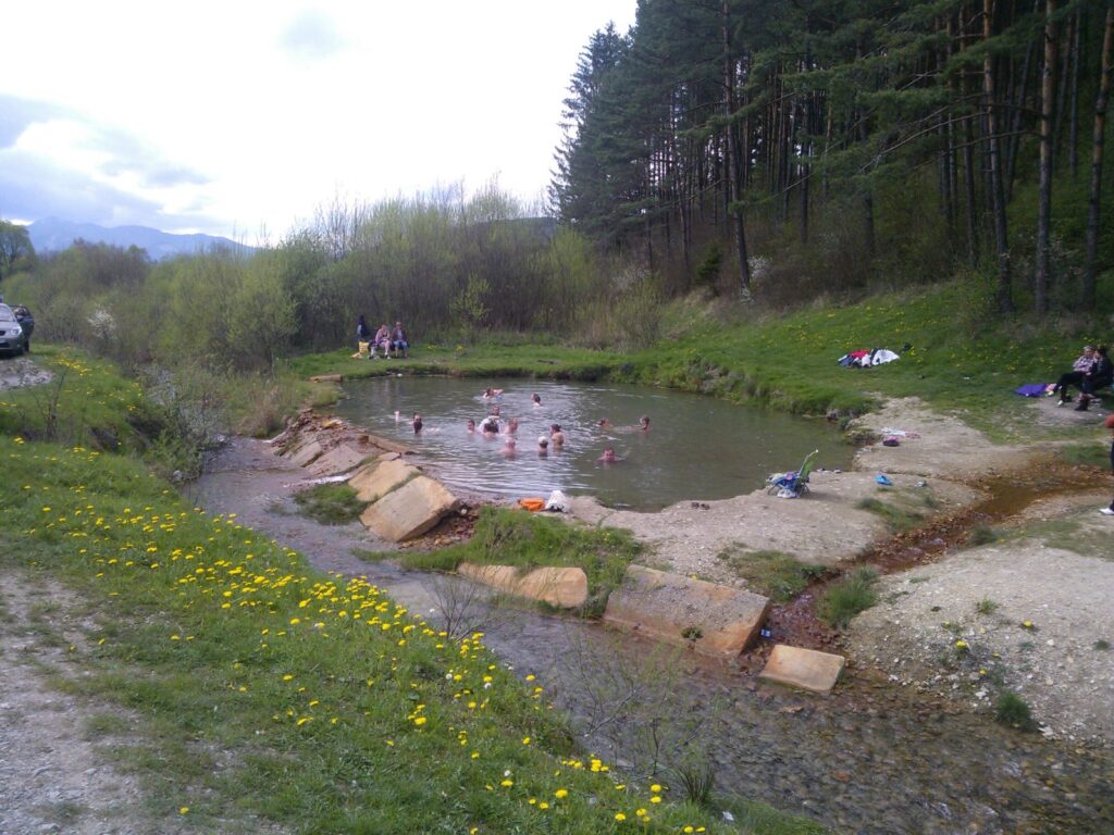 Obľúbené prírodné kúpanie v Kalamenoch je dostupné celý rok
